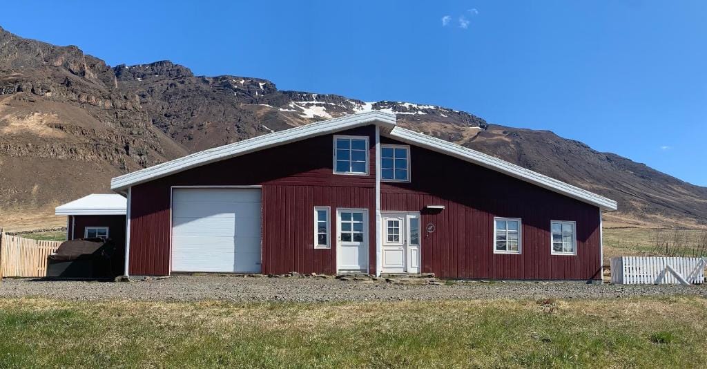 Hvammur 2 Guesthouse Red House — 1