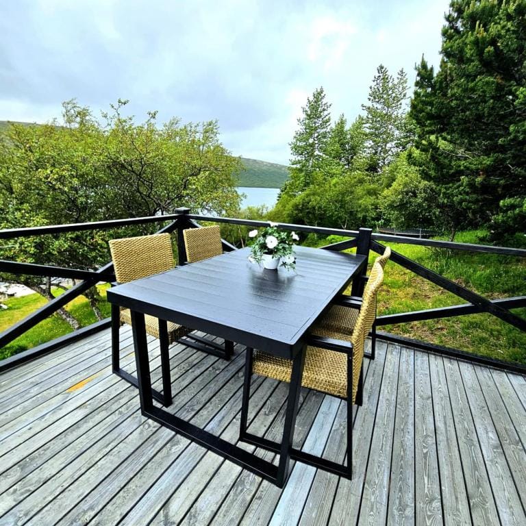 Lakefront cottage with jacuzzi — 3