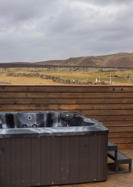 Volcano Escape Grindavík with hot tub — 1