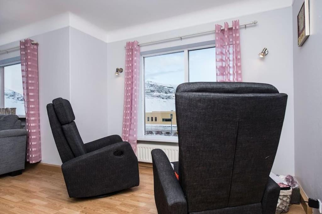 Two bathrooms Free parking Beds for 9 pers Great view — 1