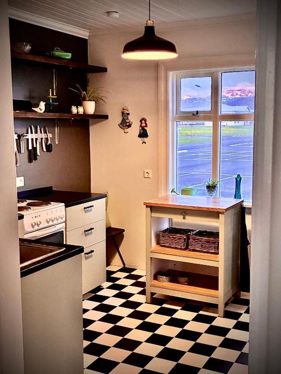 Seaside Retreat, Glacier View — 4