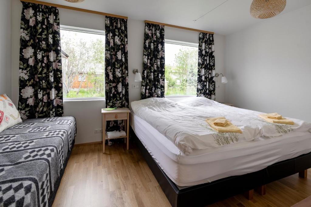 Túnfífill Guesthouse - Deluxe villa - free hot tub and sauna, cozy and quiet — 2