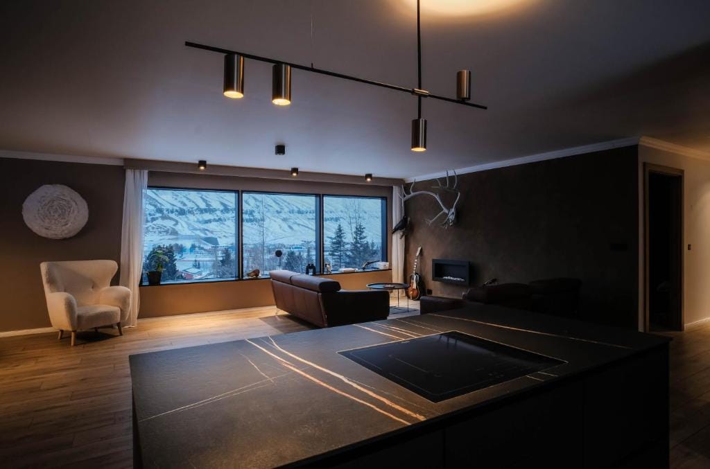 Botnahlid Villa, Mountain and Town views and outdoor Sauna — 1