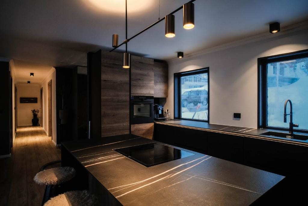 Botnahlid Villa, Mountain and Town views and outdoor Sauna — 2
