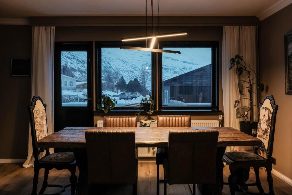 Botnahlid Villa, Mountain and Town views and outdoor Sauna — 3