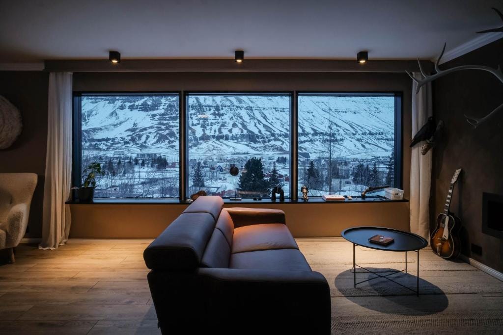 Botnahlid Villa, Mountain and Town views and outdoor Sauna — 5